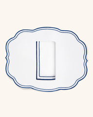 Mantelería Sofía con Individual y Servilleta en Lino Blanco y Bordado en Azul. Set para 4 personas