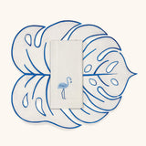 Mantelería Tropic en Lino Arena Bordado con Azul con Individuales de Hoja y Servilleta Bordado de Flamingo. Set para 4 personas