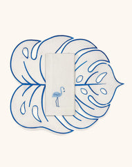 Mantelería Tropic en Lino Arena Bordado con Azul con Individuales de Hoja y Servilleta Bordado de Flamingo. Set para 4 personas