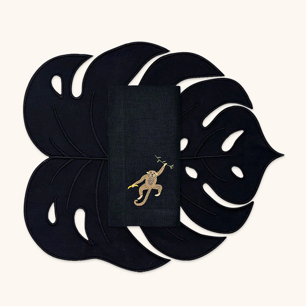 Mantelería Tropic en Lino Negro con Individuales de Hoja y Servilleta Bordado de Chango. Set para 4 personas