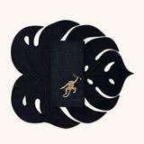 Mantelería Tropic en Lino Negro con Individuales de Hoja y Servilleta Bordado de Chango. Set para 4 personas