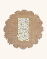 Mantelería con Individuales Daisy en Yute con Bordado Ivory y Servilletas Daisy con Florecitas Amarillo. Set de 4