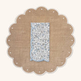 Mantelería con Individuales Daisy en Yute con Bordado Ivory y Servilletas Daisy con Florecitas Azul. Set de 4