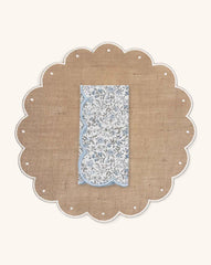 Mantelería con Individuales Daisy en Yute con Bordado Ivory y Servilletas Daisy con Florecitas Azul. Set de 4