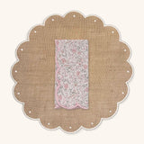 Mantelería con Individuales Daisy en Yute con Bordado Ivory y Servilletas Daisy con Florecitas Rosa. Set de 4