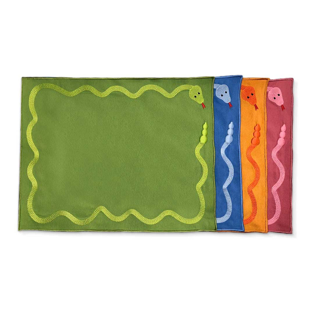 Set de Mantelería con Individuales y Servilletas Culebra de Colores Bordado con una Serpiente. Para 4 personas