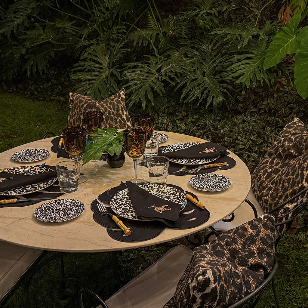 Set Completo de Mantelería Tropic en Lino Negro con Individual y Cocteleras de Hoja Monstera y Servilleta con Bordado de Chango. Set para 4 personas