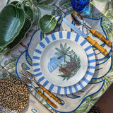 THE TROPICOOL ZASHPACK: Set con 4 Individuales Tropic en Forma de Hoja Arena con Orilla Bordada en Azul, 4 Servilletas Tropic en Lino Arena con Bordado de Flamingo y 4 Platos de Ensalada con Cheetah y Paraguas..