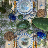 THE TROPICOOL ZASHPACK: Set con 4 Individuales Tropic en Forma de Hoja Arena con Orilla Bordada en Azul, 4 Servilletas Tropic en Lino Arena con Bordado de Flamingo y 4 Platos de Ensalada con Cheetah y Paraguas..