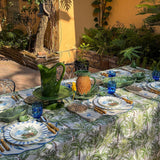 THE TROPICOOL ZASHPACK: Set con 4 Individuales Tropic en Forma de Hoja Arena con Orilla Bordada en Azul, 4 Servilletas Tropic en Lino Arena con Bordado de Flamingo y 4 Platos de Ensalada con Cheetah y Paraguas..