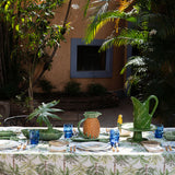 THE TROPICOOL ZASHPACK: Set con 4 Individuales Tropic en Forma de Hoja Arena con Orilla Bordada en Azul, 4 Servilletas Tropic en Lino Arena con Bordado de Flamingo y 4 Platos de Ensalada con Cheetah y Paraguas..