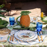 THE TROPICOOL ZASHPACK: Set con 4 Individuales Tropic en Forma de Hoja Arena con Orilla Bordada en Azul, 4 Servilletas Tropic en Lino Arena con Bordado de Flamingo y 4 Platos de Ensalada con Cheetah y Paraguas..