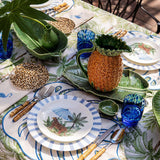 THE TROPICOOL ZASHPACK: Set con 4 Individuales Tropic en Forma de Hoja Arena con Orilla Bordada en Azul, 4 Servilletas Tropic en Lino Arena con Bordado de Flamingo y 4 Platos de Ensalada con Cheetah y Paraguas..