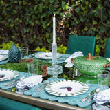 Set de Mantelería María con Individuales en Terciopelo Verde y Servilletas en Lino Blanco con Bordado en Verde. Set para 4 personas