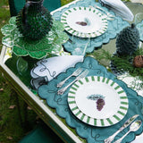 Set de Mantelería María con Individuales en Terciopelo Verde y Servilletas en Lino Blanco con Bordado en Verde. Set para 4 personas
