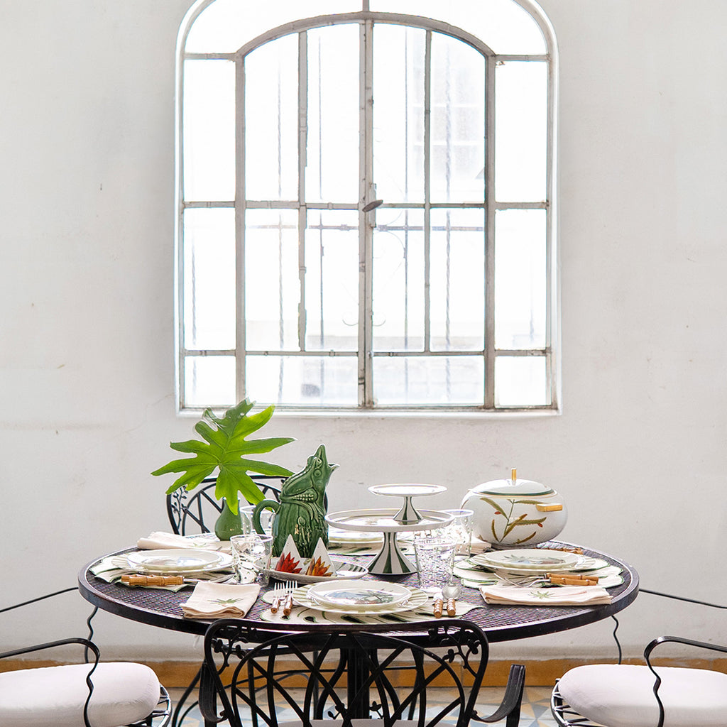 SAND TROPIC COMPLETE ZASHPACK: Individuales y Servilletas Tropic en Lino Arena con Bordado Verde con Plato Trinche Candy Cane Verde y Plato Ensalada de Leopardo con Sombrilla