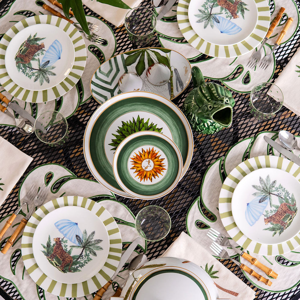 SAND TROPIC COMPLETE ZASHPACK: Individuales y Servilletas Tropic en Lino Arena con Bordado Verde con Plato Trinche Candy Cane Verde y Plato Ensalada de Leopardo con Sombrilla