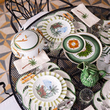 PALMTREE ZASHPACK: Set con 4 Servilletas Tropic en Lino Arena con Bordado de Palmera y 4 Platos de Ensalada con Leopardo y Paraguas.