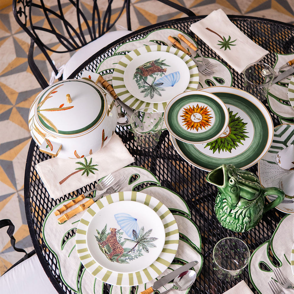 SAND TROPIC COMPLETE ZASHPACK: Individuales y Servilletas Tropic en Lino Arena con Bordado Verde con Plato Trinche Candy Cane Verde y Plato Ensalada de Leopardo con Sombrilla