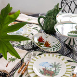 PALMTREE ZASHPACK: Set con 4 Servilletas Tropic en Lino Arena con Bordado de Palmera y 4 Platos de Ensalada con Leopardo y Paraguas.