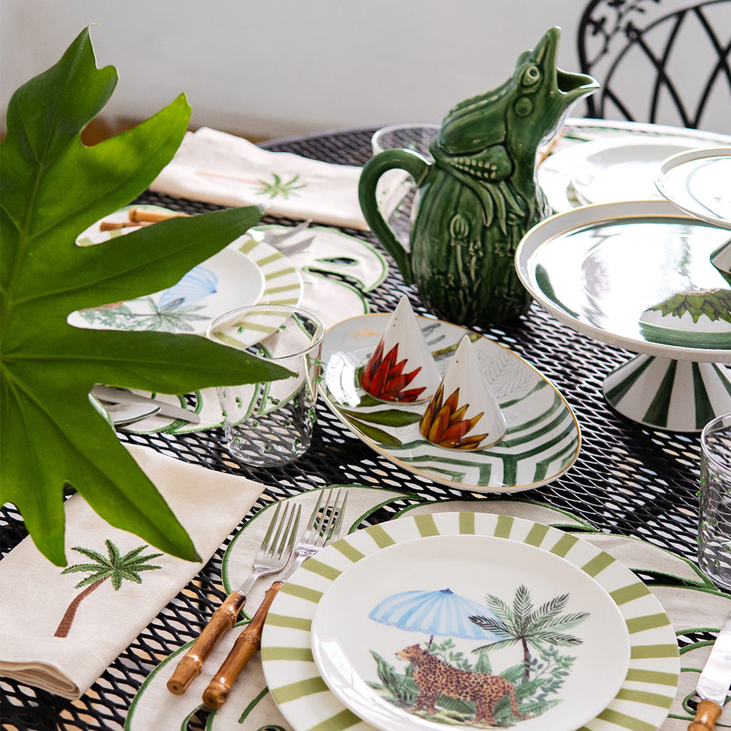 SAND TROPIC COMPLETE ZASHPACK: Individuales y Servilletas Tropic en Lino Arena con Bordado Verde con Plato Trinche Candy Cane Verde y Plato Ensalada de Leopardo con Sombrilla