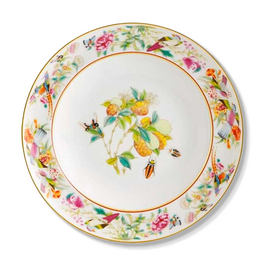Plato sopero de porcelana blanca con motivos de flora y fauna en colores y con filo de oro, de la colección Paco Real de Vista Alegre