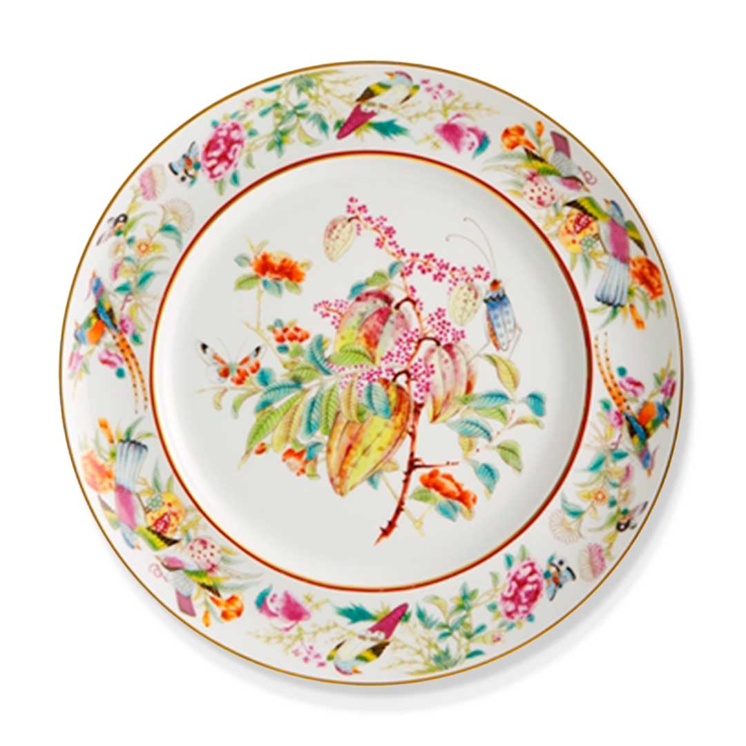 Plato trinche de porcelana blanca con motivos de flora y fauna en colores, y bordes con oro, colección Paco Real de Vista Alegre