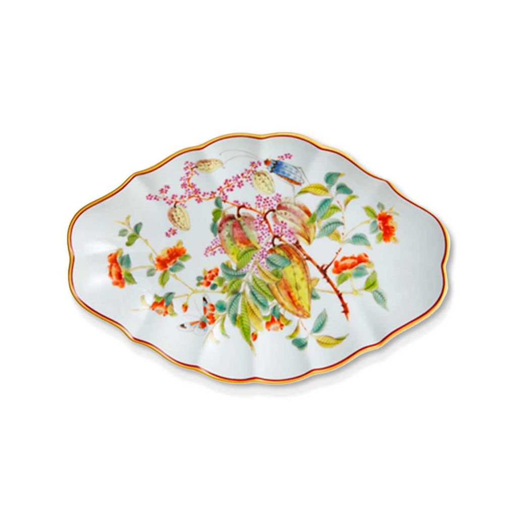 Platón para servir ovalado chico de porcelana blanca con motivos de flora y fauna en colores, y orilla de oro, de la colección Paco Real de Vista Alegre