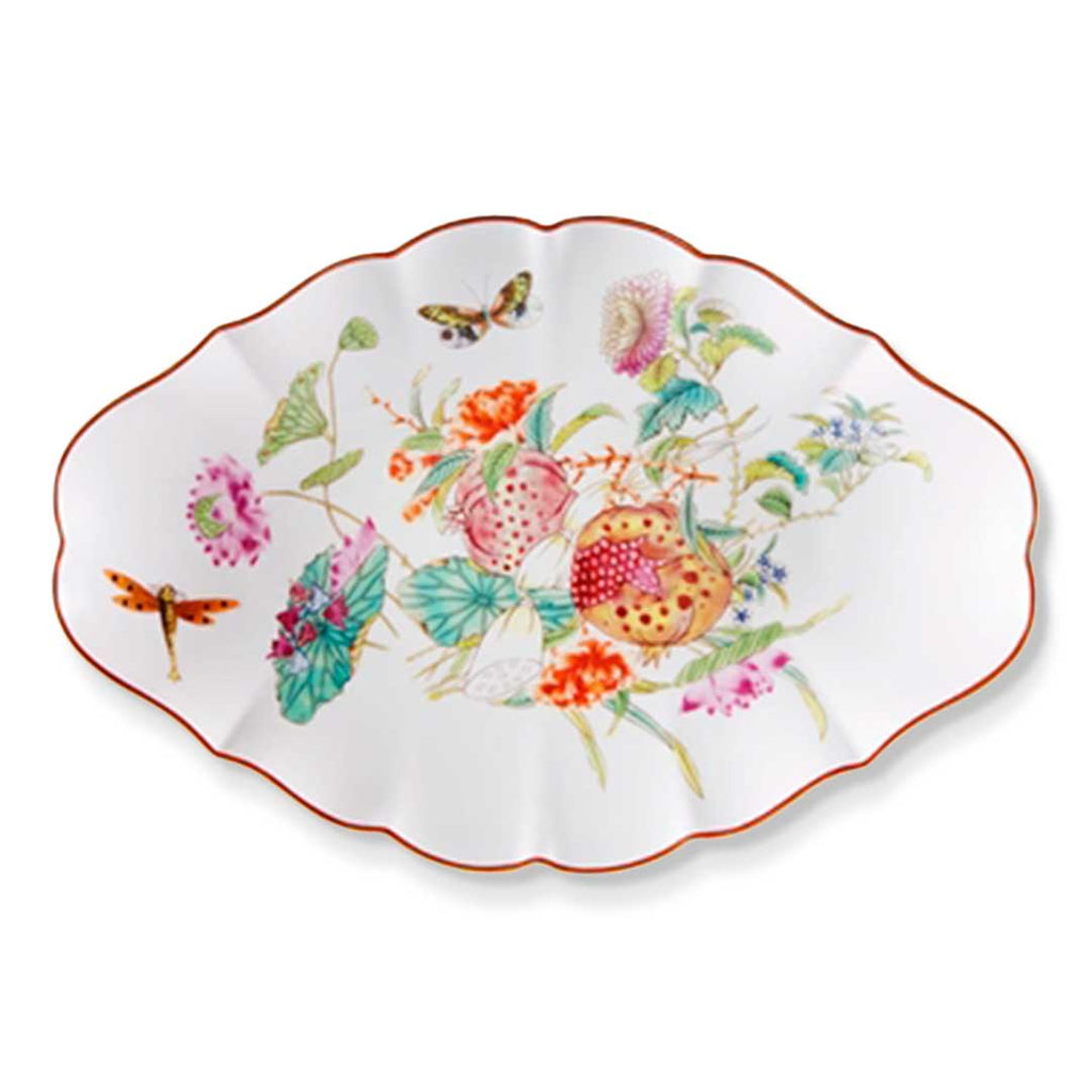 Platón ovalado grande de porcelana blanco con motivos de flora y fauna en colores, con orilla de oro, de la colección Paco Real de Vista Alegre 