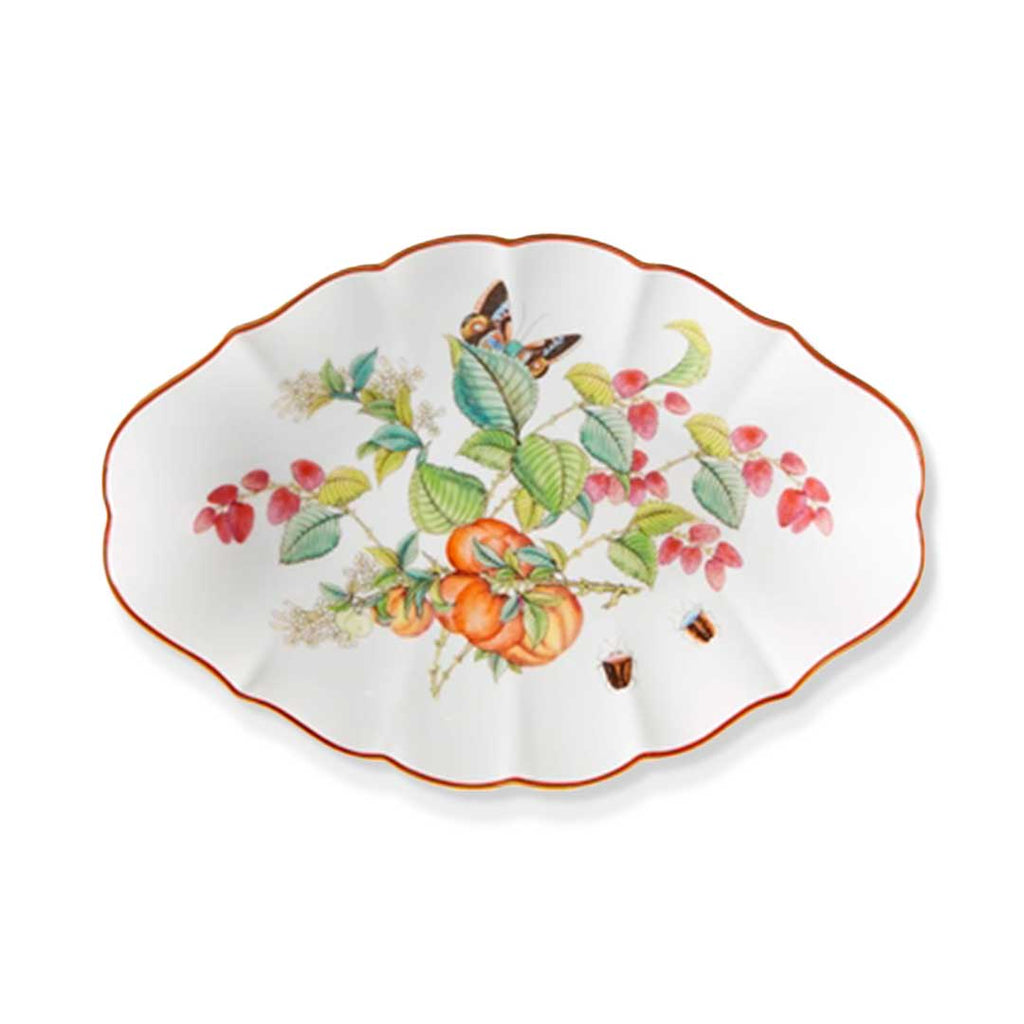 Platón para servir ovalado mediano de porcelana blanca con motivos de flora y fauna en colores, orilla de oro, de la colección Paco Real de Vista Alegre