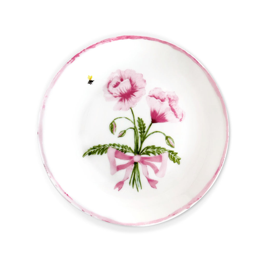 Plato de ensalada de porcelana blanca con ilustración de flores lisianthus rosas y un listón, marca Zash