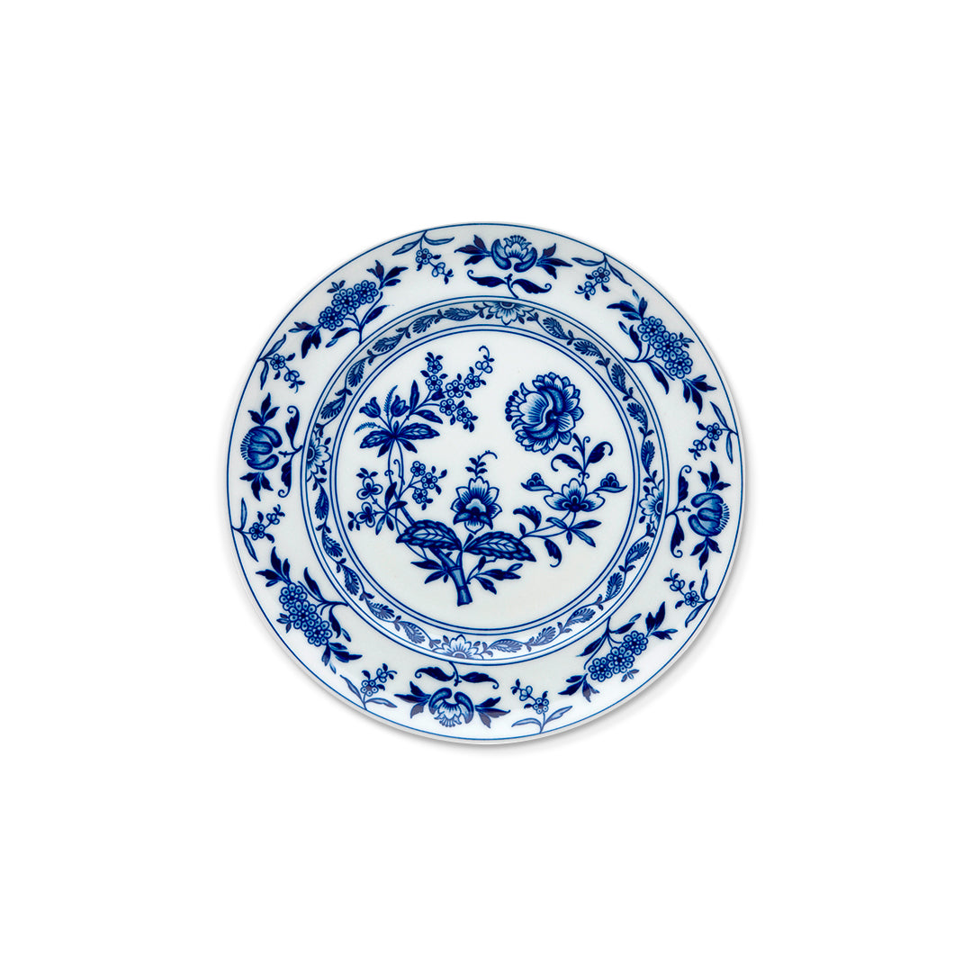 Plato para pan de porcelana blanca con temas florales en azul, Colección Margao de Vista Alegre