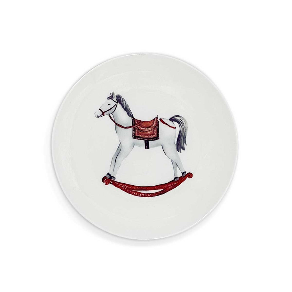 Plato para ensalada de porcelana blanco con un caballito mecedora de madera, marca Zash