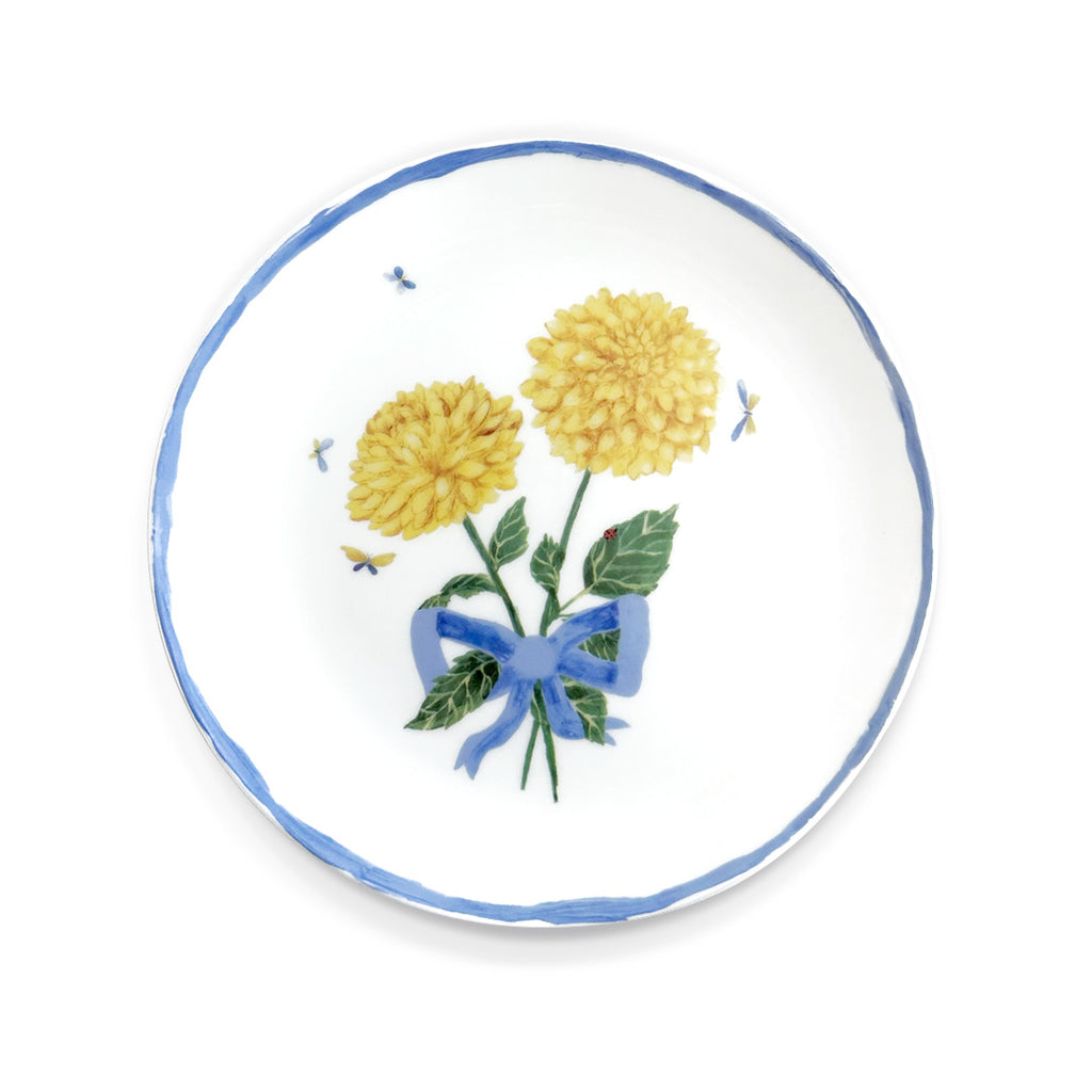 Plato de ensalada de porcelana blanca con ilustración de flores dalias amarillas con listón azul, marca Zash