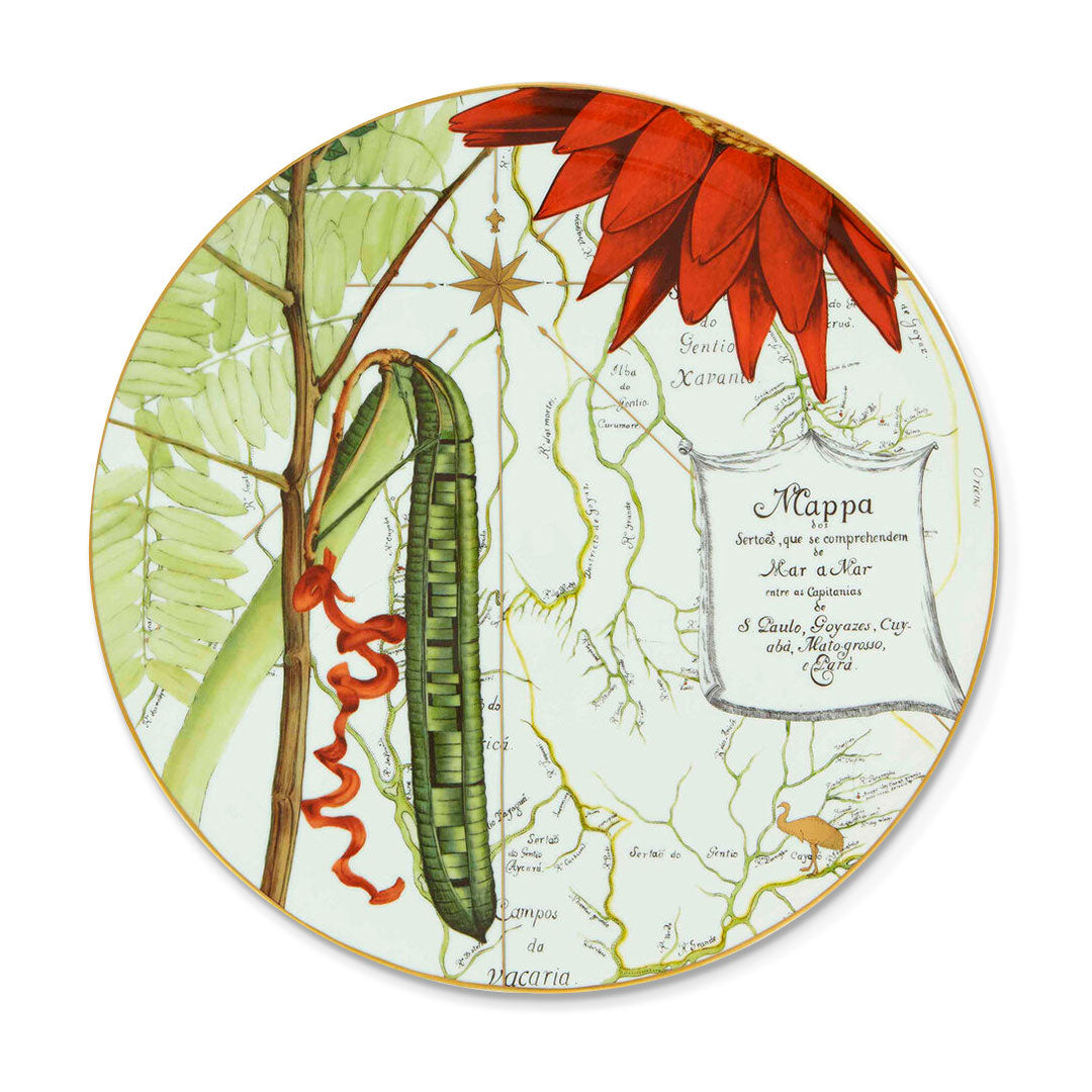 Plato de presentación de porcelana de la colección Amazonia de Vista Alegre, con motivos de flora y fauna del amazonas y borde con oro de 24 kilates