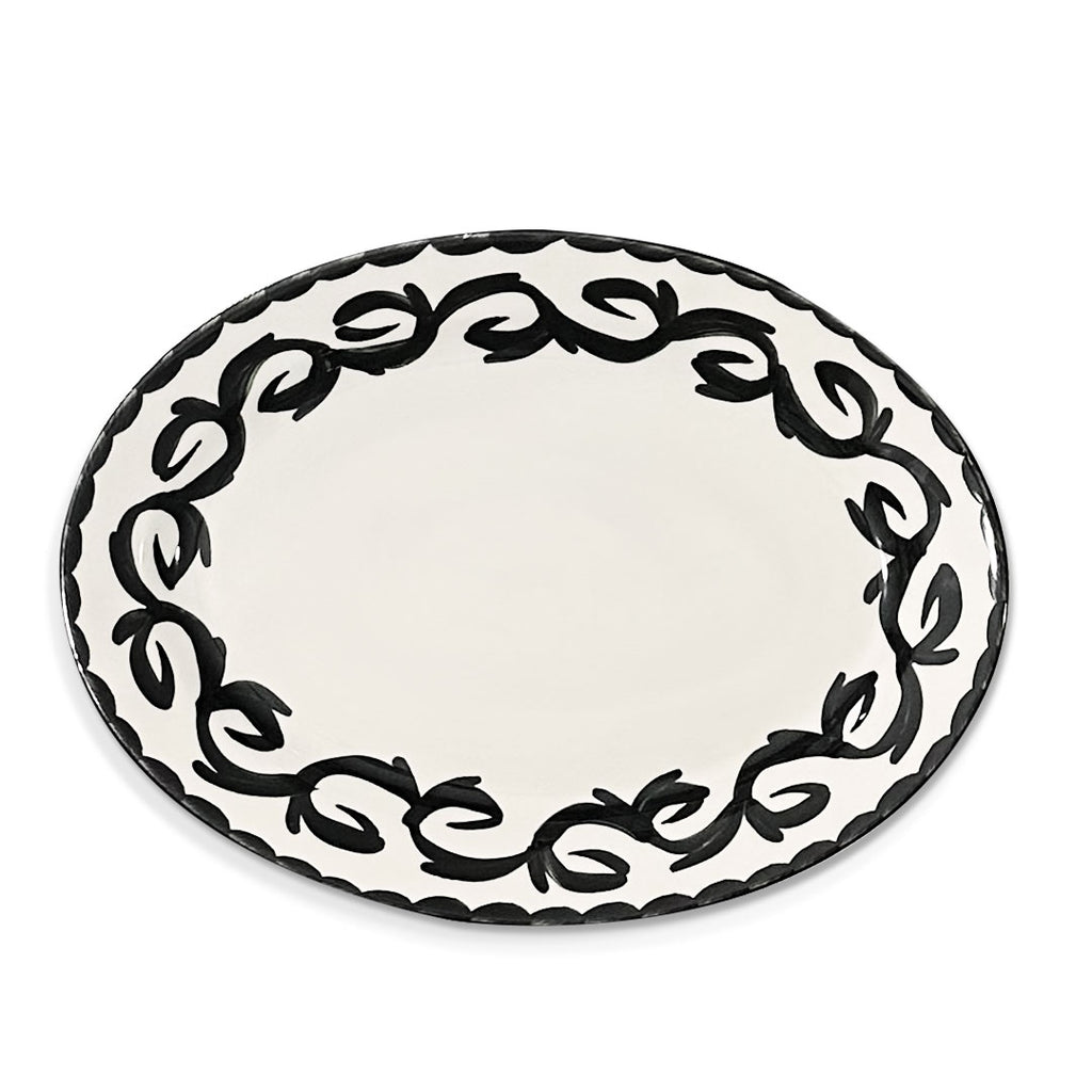 Platón de servir ovalado de cerámica blanca con borde decorado en negro con el tradicional plumeado mexicano, marca Anfora para Zash
