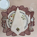 Mantelería Olivos con Individuales Blossom Bordado en Terciopelo Malva. y Servilletas con Bordado de Aceitunas en Lino Arena. Set para 4 personas