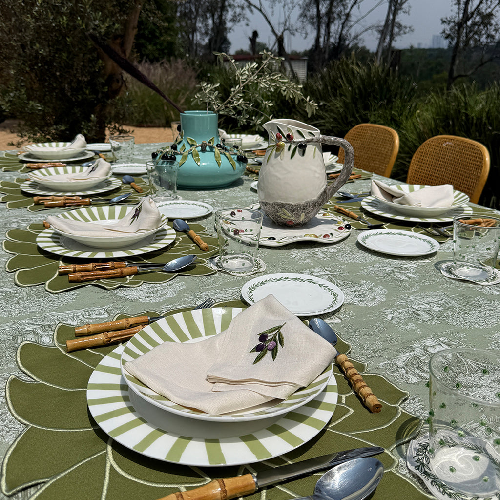 Mantel de Mesa Completo con motivos de Toile con Caballos en Fondo Verde