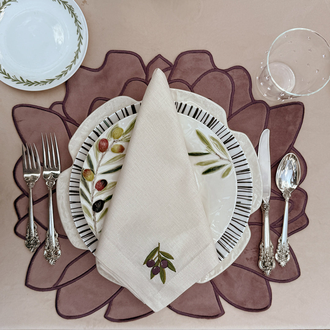 Lugar puesto inspirado en las tardes otoñales con olivos, con mantelería de terciopelo color morado mauve