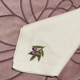 Mantelería Olivos con Individuales Blossom Bordado en Terciopelo Malva. y Servilletas con Bordado de Aceitunas en Lino Arena. Set para 4 personas