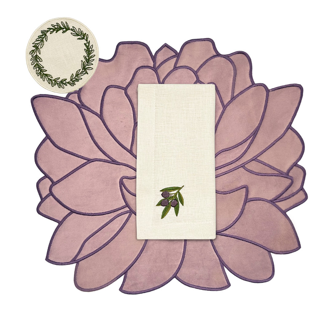 Set de Mantelería con Individuales Blossom de terciopelo color morado malva, servilleta de lino arena con bordado de aceitunas y coasters de lino arena con guirnalda bordada, marca Zash