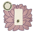 Set de Mantelería con Individuales Blossom de terciopelo color morado malva, servilleta de lino arena con bordado de aceitunas y coasters de lino arena con guirnalda bordada, marca Zash