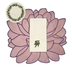 Mantelería Olivos con Individuales Blossom Bordado en Terciopelo Malva, Servilletas con Bordado de Aceitunas y Coasters con Guirnalda Verde en Lino Arena. Set para 4 personas