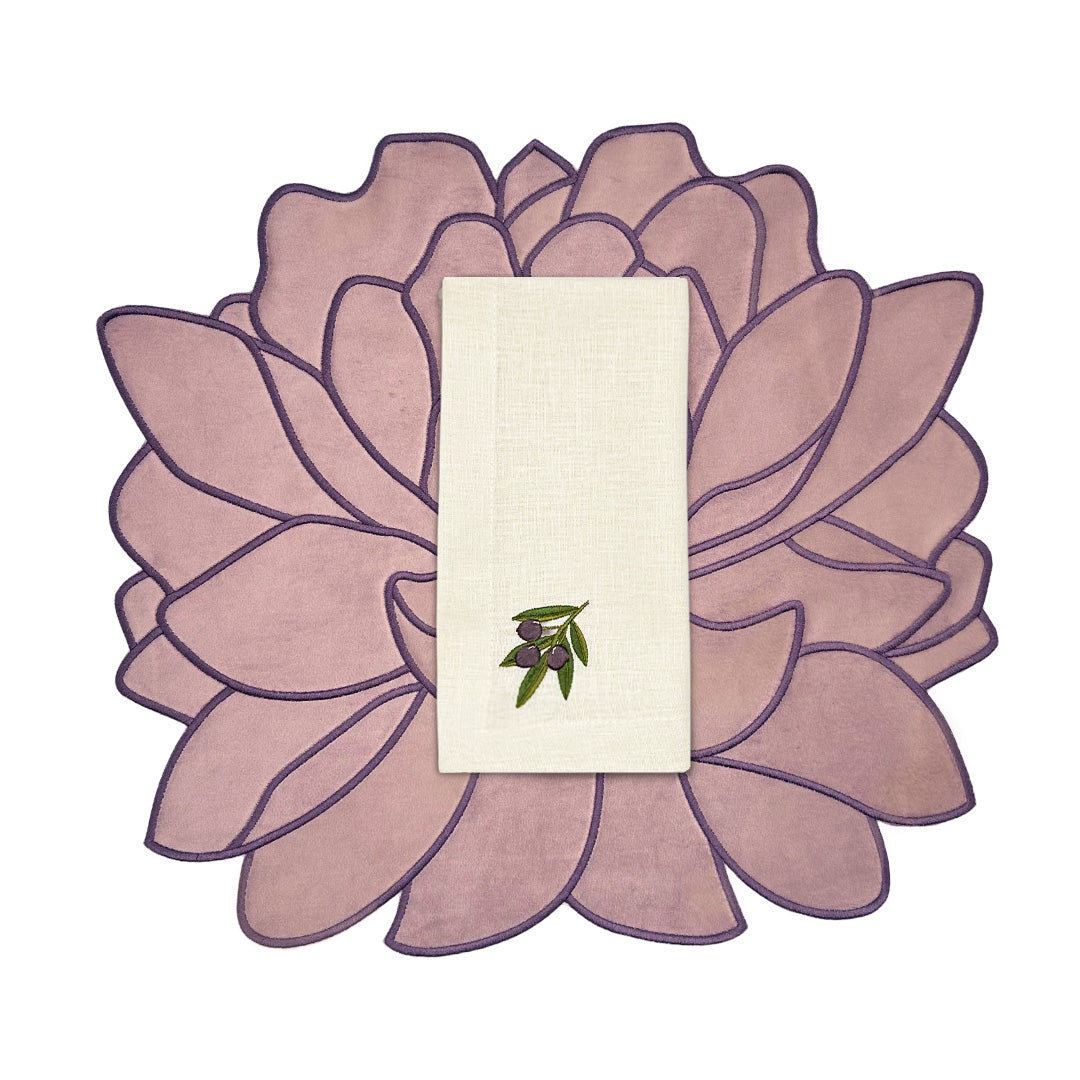 Set de mantelería con individuales Blossom en terciopelo morado malva y servilleta de lino en color arena con aceitunas bordadas, marca Zash