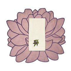 Mantelería Olivos con Individuales Blossom Bordado en Terciopelo Malva. y Servilletas con Bordado de Aceitunas en Lino Arena. Set para 4 personas