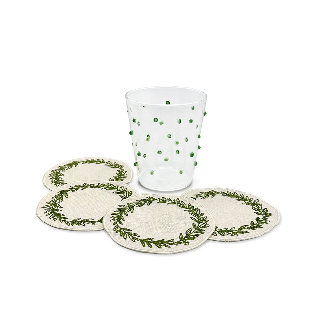 Set para drinks con 6 vasos tumbler pippa con puntitos verdes y 4 coasters de lino arena con bordado de guirnalda, marca Zash