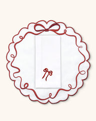 Set de Mantelería Red Bow con individuales y Servilletas en Lino Blanco con Bordado de Moño Rojo. Set para 4 personas