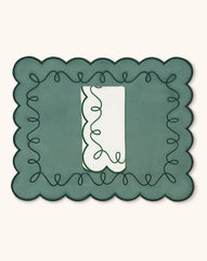 Set de Mantelería María con Individuales en Terciopelo Verde y Servilletas en Lino Blanco con Bordado en Verde. Set para 4 personas
