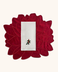 Set de Mantelería Nochebuena con Individuales Blossom Bordado de Flor en Terciopelo Rojo y Servilletas en Lino Blanco con Bordado de Muérdago. Set para 4 personas