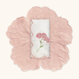Set de Manteleria Flor Hibiscus en Loneta Rosa con Servilleta de Lino Bordado en Rosa. 8 piezas